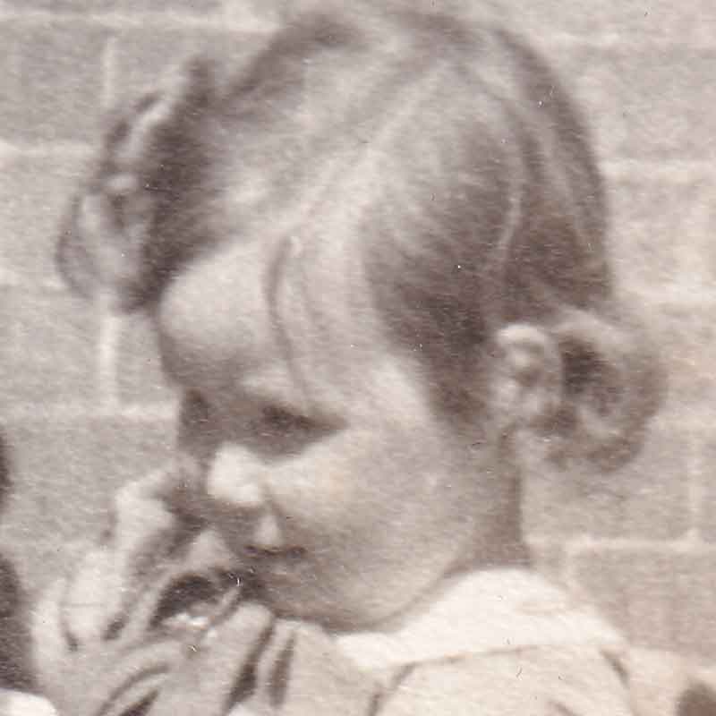 Lisa with her mother before the Holocaust.